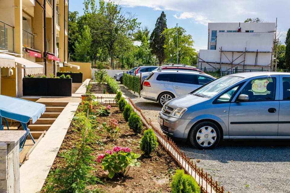 Garden view, Parking