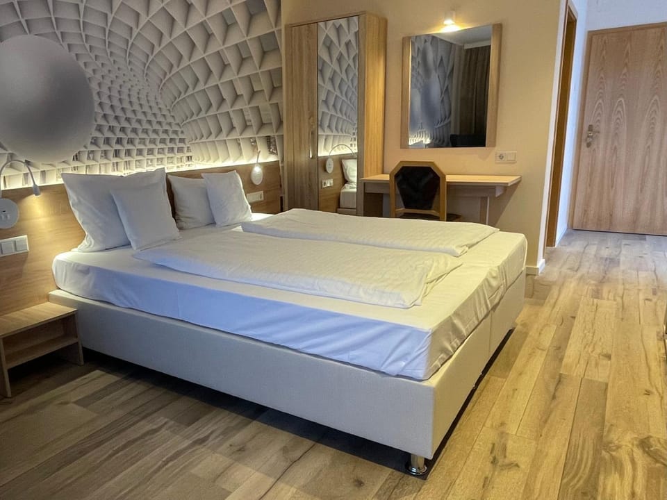 Bed, TV and multimedia, Photo of the whole room, wardrobe