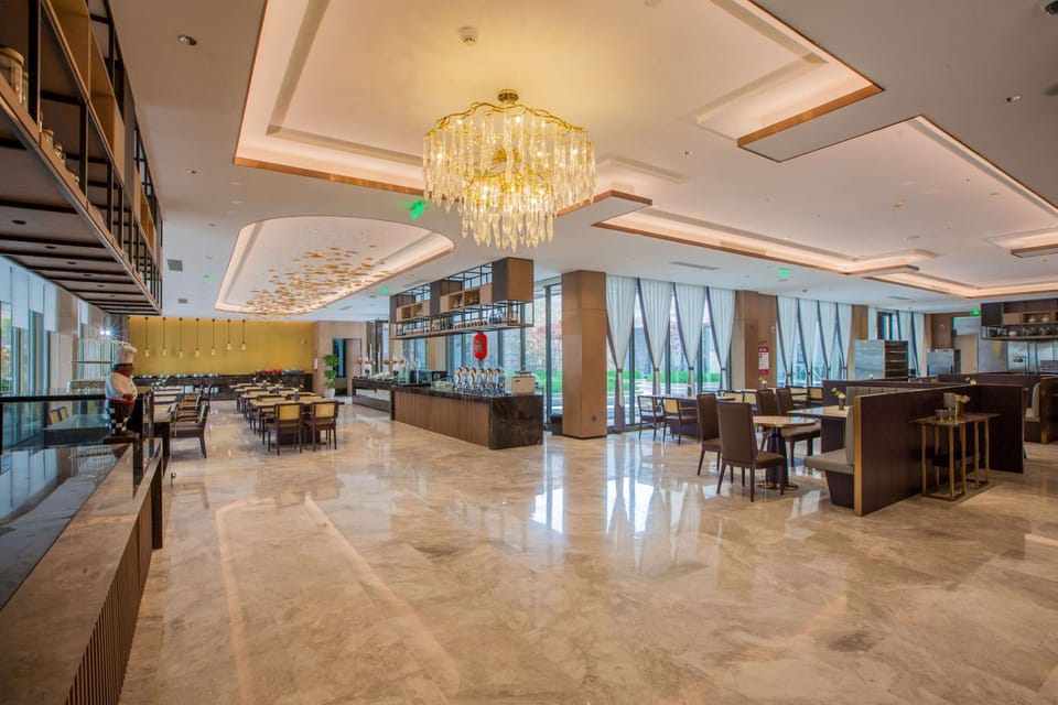 Restaurant/places to eat, Dining area, On site