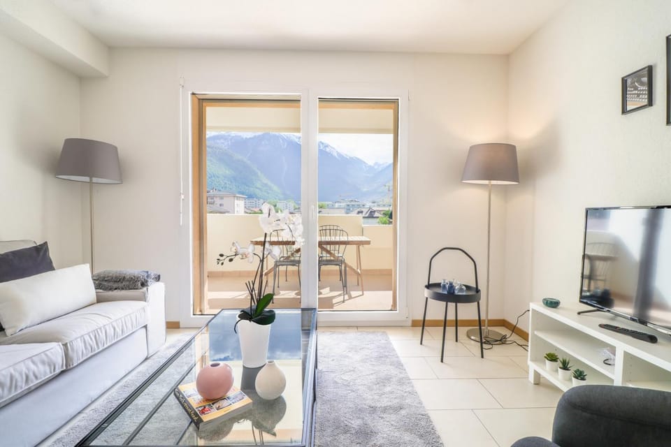 Living room, Mountain view