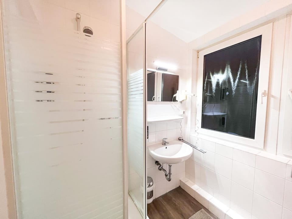 Shower, Toilet