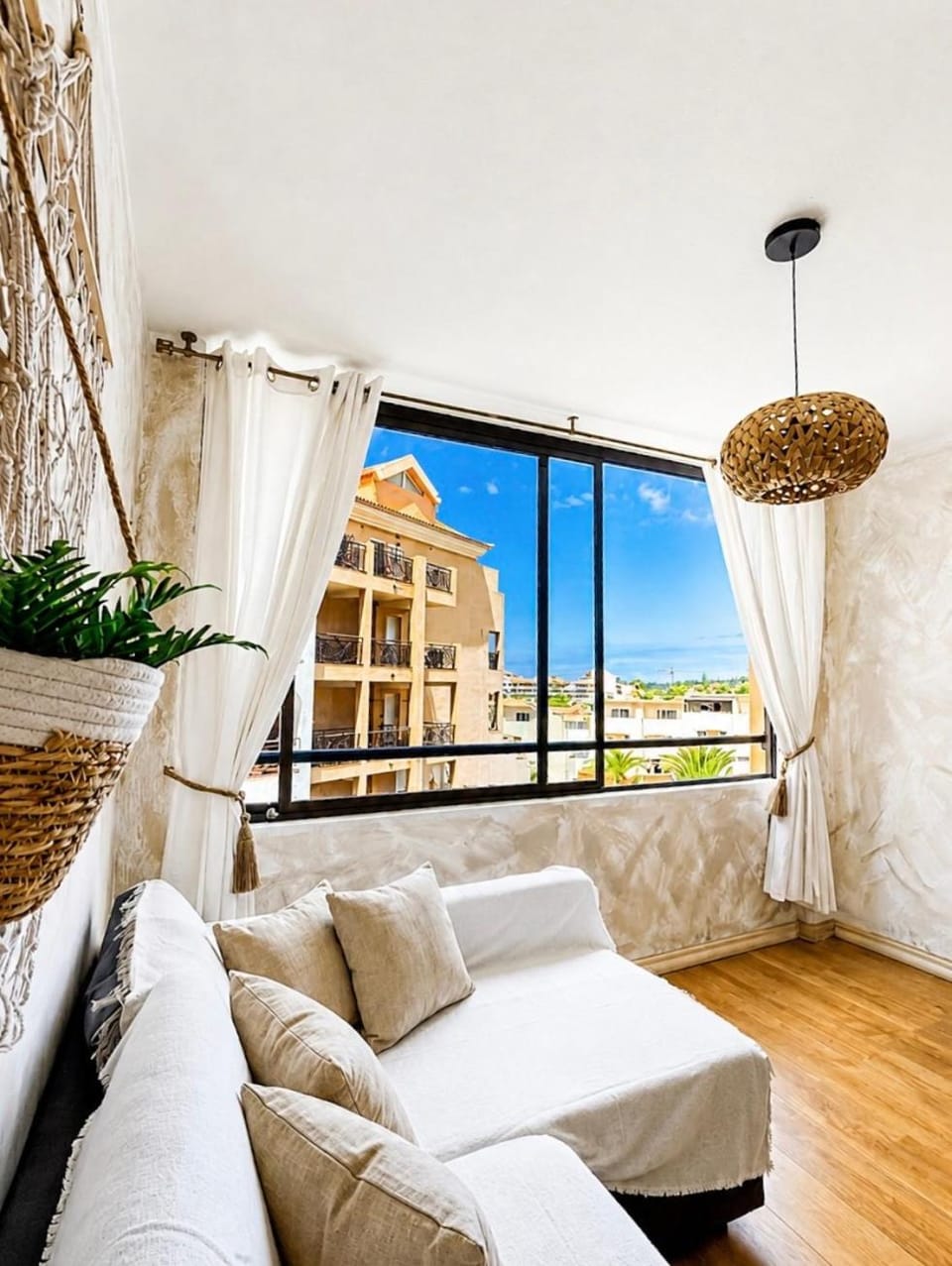 Peaceful & Bright Loft, HEATED POOL, NETFLIX, FREE WIFI & PARKING, TENNIS Apartment in Los Cristianos