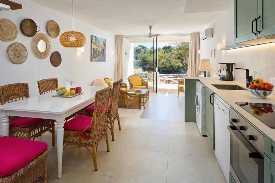 Waterfront Apartment 'Maria'. Pool. WIFI Apartment in Cala Ferrera