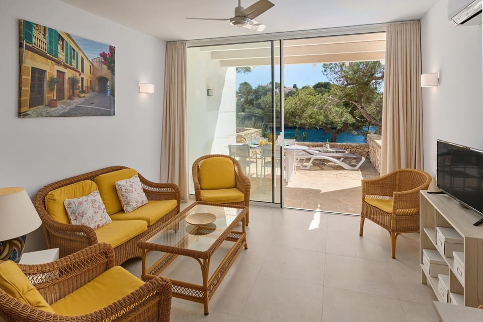 Waterfront Apartment 'Maria'. Pool. WIFI Apartment in Cala Ferrera