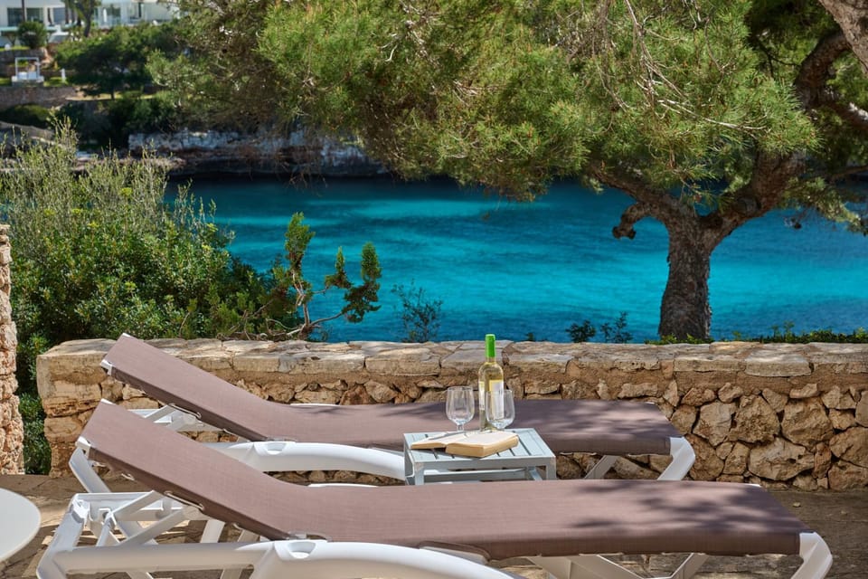Waterfront Apartment 'Maria'. Pool. WIFI Apartment in Cala Ferrera
