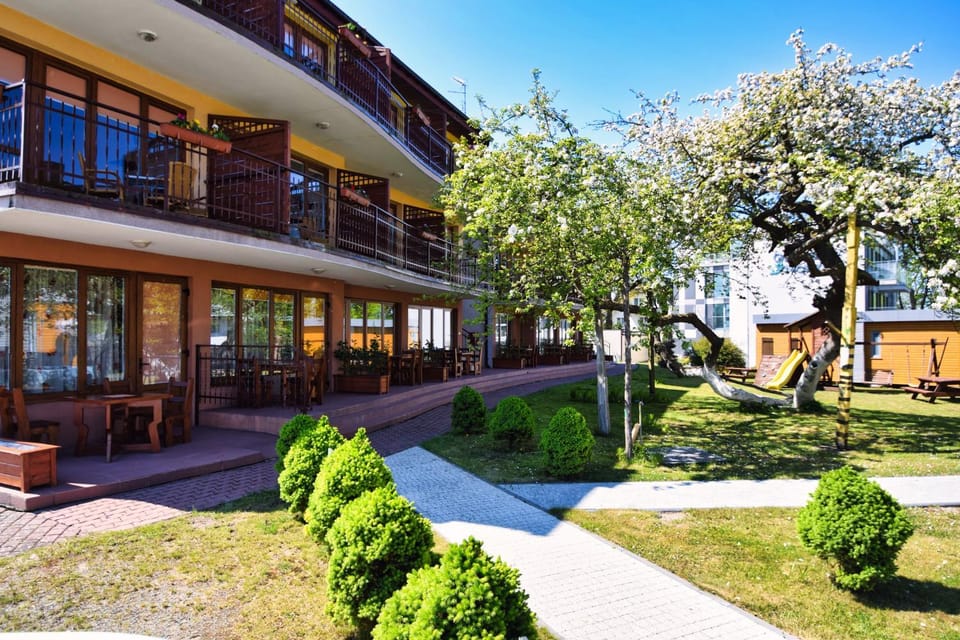 Property building, Facade/entrance, Garden, Garden, Garden view