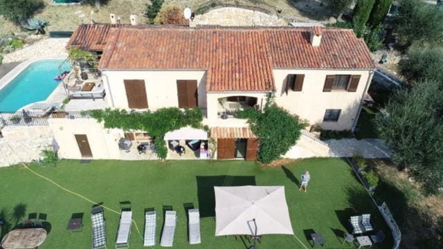 "Aux Balcons du Riou" avec vue mer 180 degrés Bed and Breakfast in Vence
