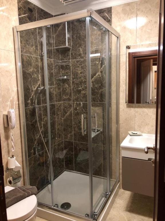 Shower, Toilet, Bathroom, towels