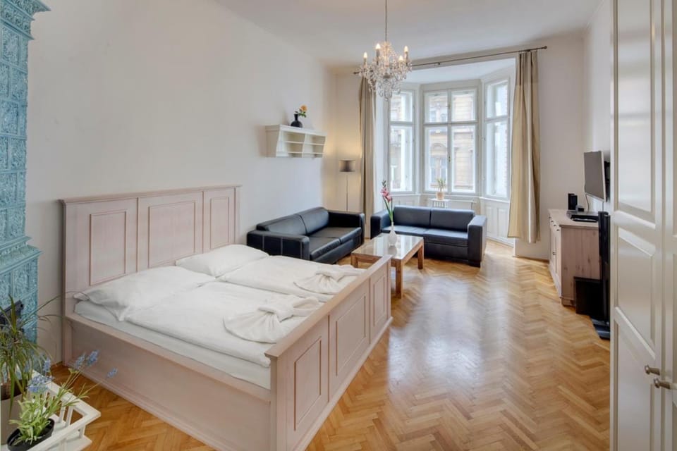 Bed, TV and multimedia, Living room, Seating area, Bedroom