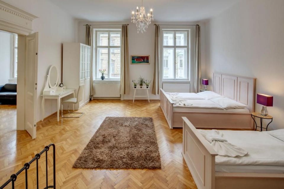 Bed, Seating area, Bedroom