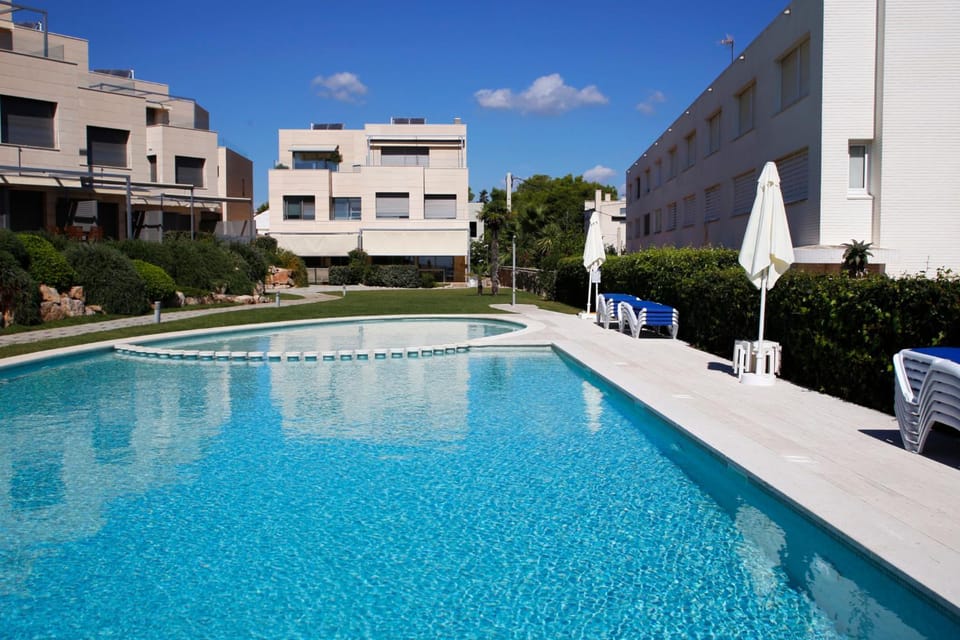 AT014 A pocos metros de la playa, equipamiento completo, piscina comunitaria Villa in Torredembarra