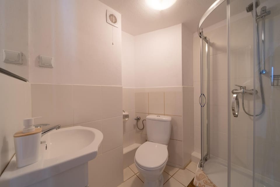 Shower, Toilet, Bathroom