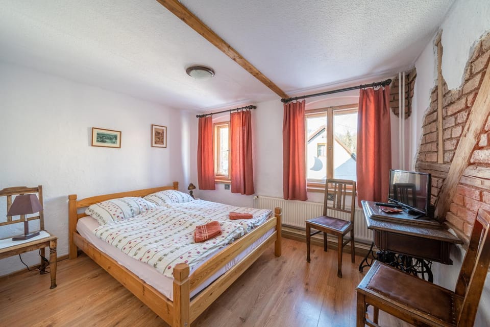 Bed, TV and multimedia, Photo of the whole room, Bedroom, hair dresser