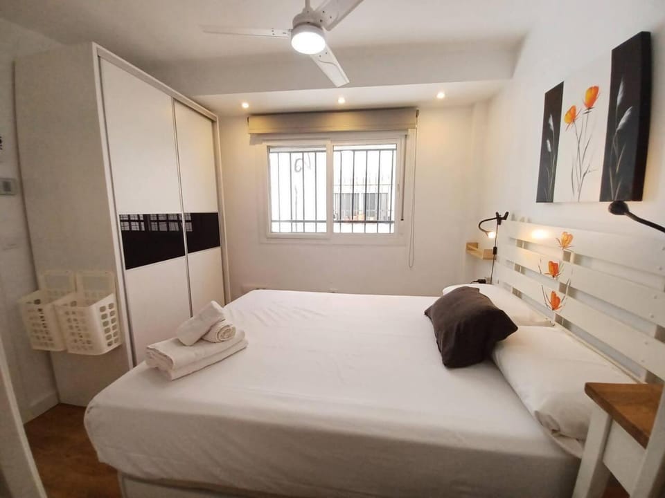 Bed, Bedroom, towels, wardrobe