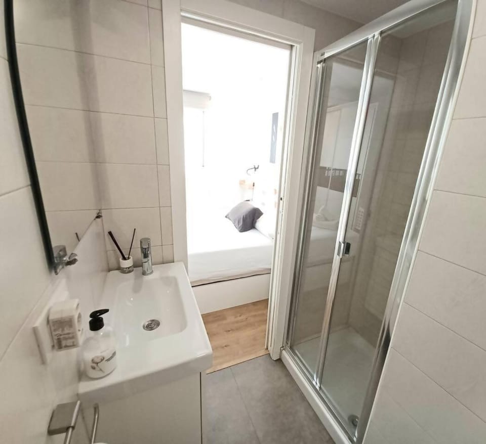 Shower, Bathroom, towels