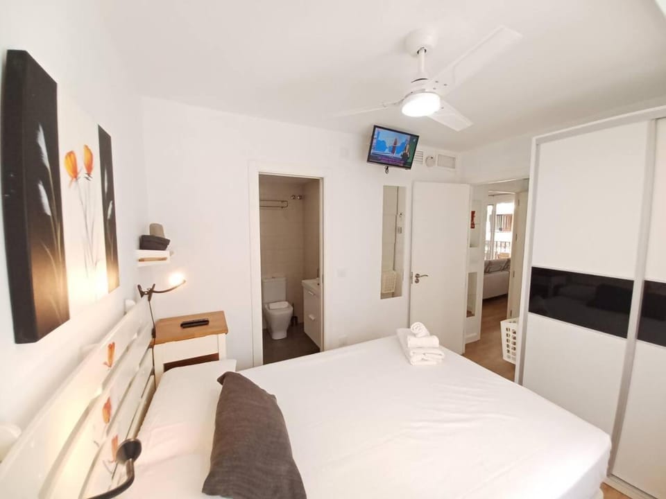Bed, TV and multimedia, Photo of the whole room, Bedroom, wardrobe, air conditioner