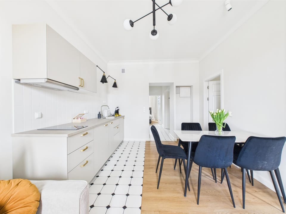 Kitchen or kitchenette, Dining area