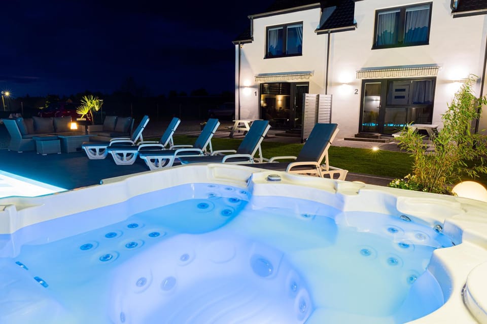 Night, Natural landscape, Hot Tub, Pool view, Swimming pool, sunbed