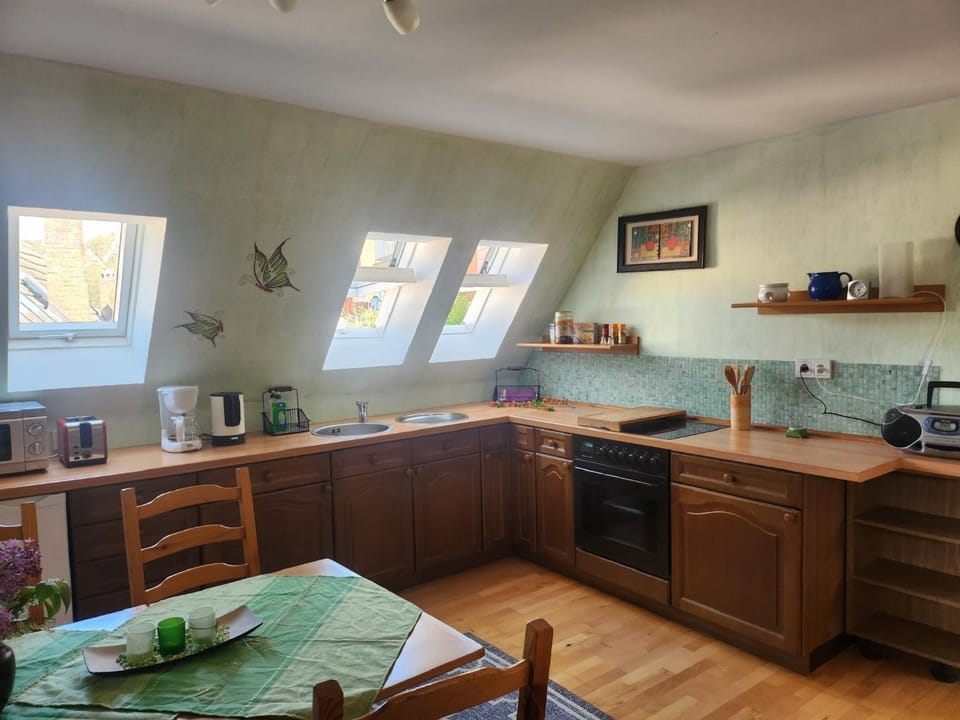 Kitchen or kitchenette, Dining area