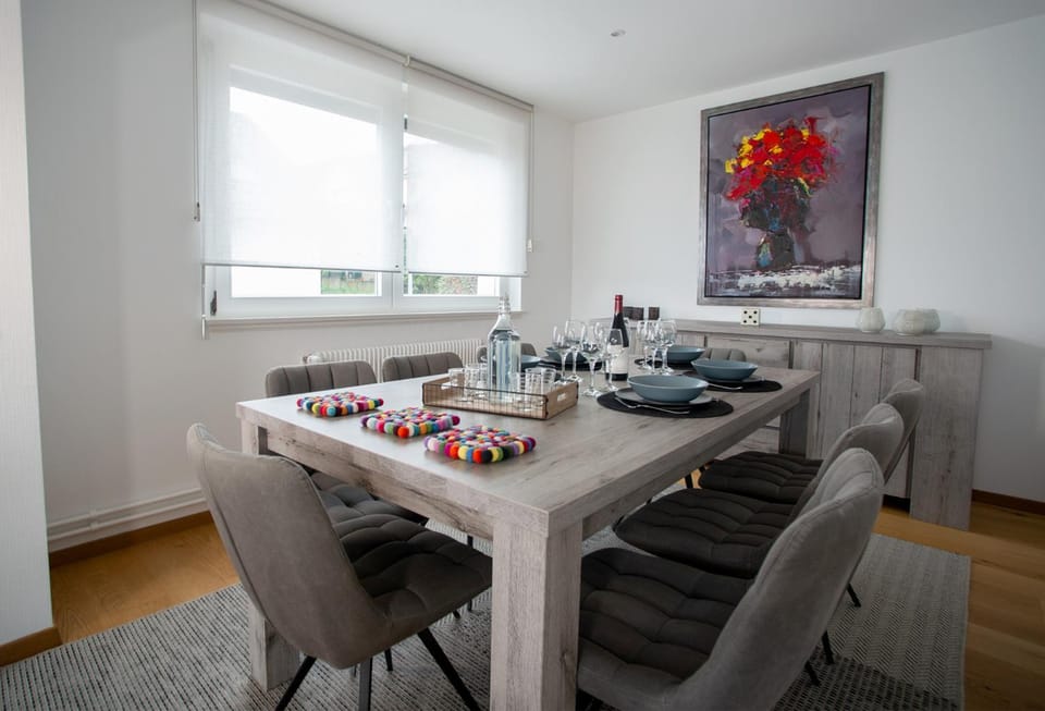 Seating area, Dining area