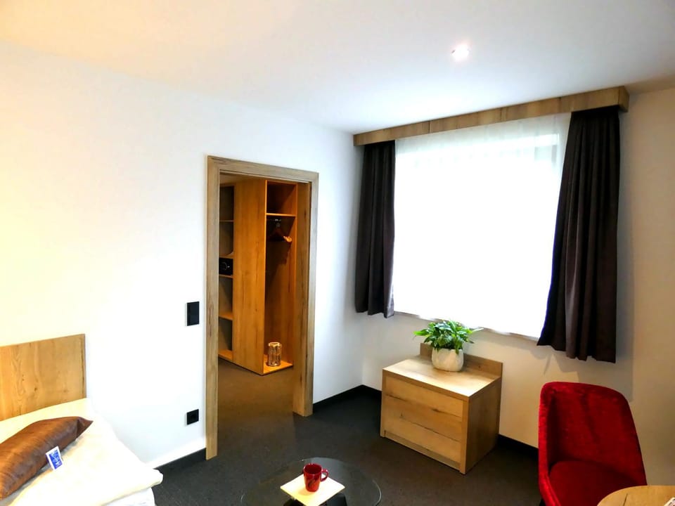 Photo of the whole room, Decorative detail