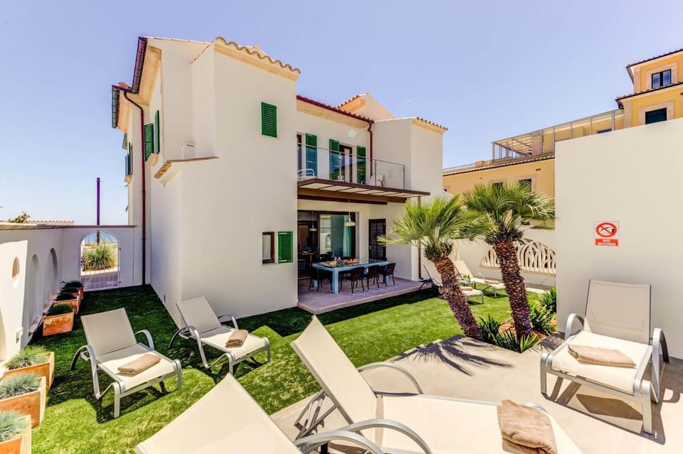 Property building, Garden, Garden view, sunbed