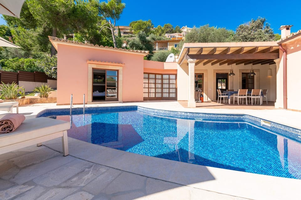 Property building, Patio, Day, Pool view, Swimming pool, sunbed
