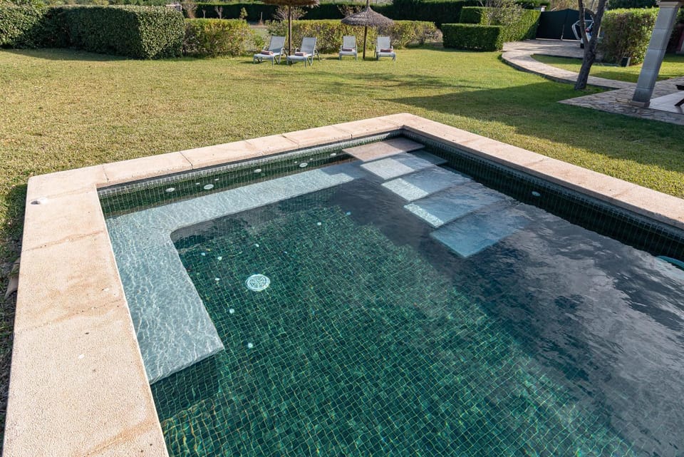 Swimming pool, sunbed
