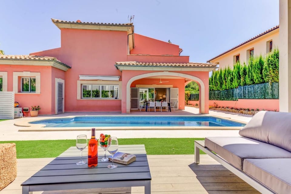 Property building, Natural landscape, Balcony/Terrace, Pool view, Swimming pool, sunbed