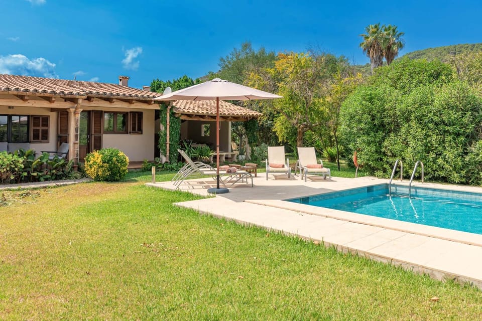 Property building, Patio, Facade/entrance, Natural landscape, Garden, Swimming pool, sunbed