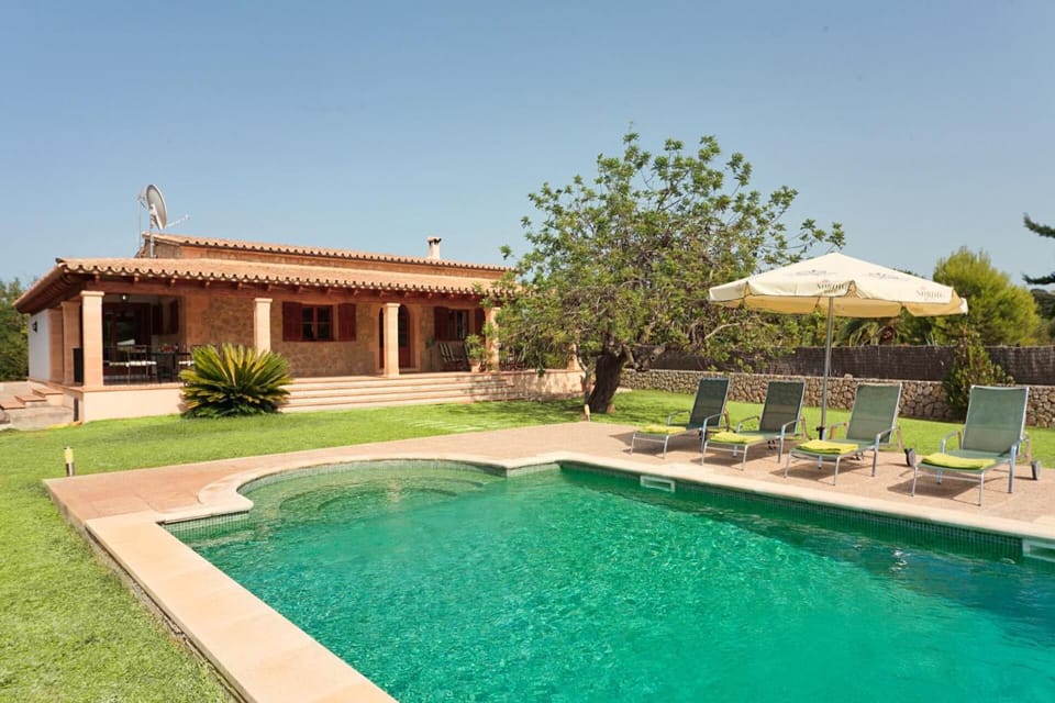 Property building, Patio, Day, Garden, Pool view, Swimming pool, sunbed