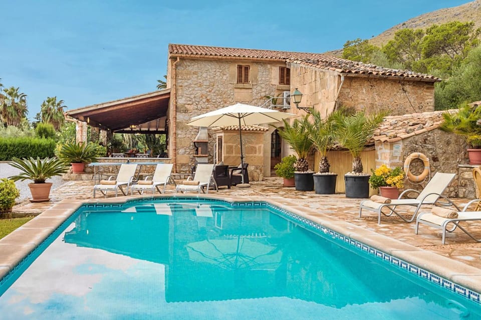 Property building, Patio, Swimming pool, Swimming pool, sunbed