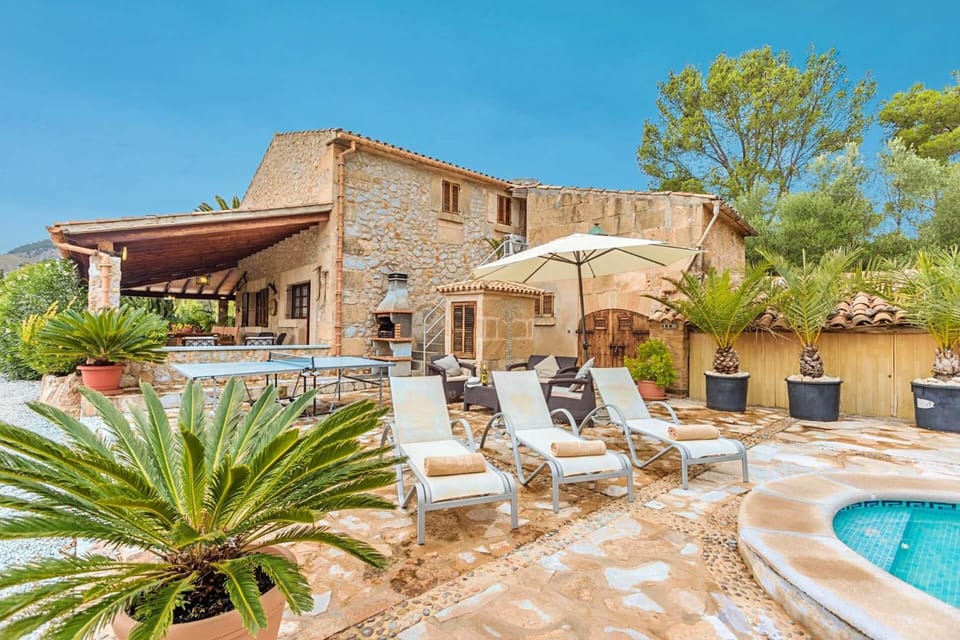 Off site, BBQ facilities, Table tennis, Swimming pool, sunbed