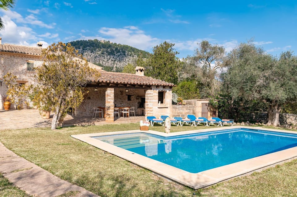 Property building, Patio, Day, Natural landscape, Garden, Garden view, Mountain view, Pool view, Swimming pool, sunbed