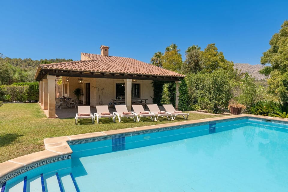 Property building, Patio, Day, Garden, Swimming pool, sunbed
