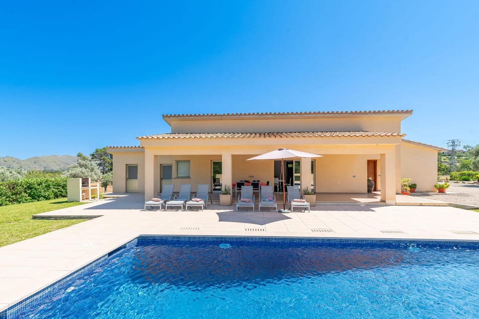 Property building, Patio, Day, Pool view, Swimming pool, sunbed