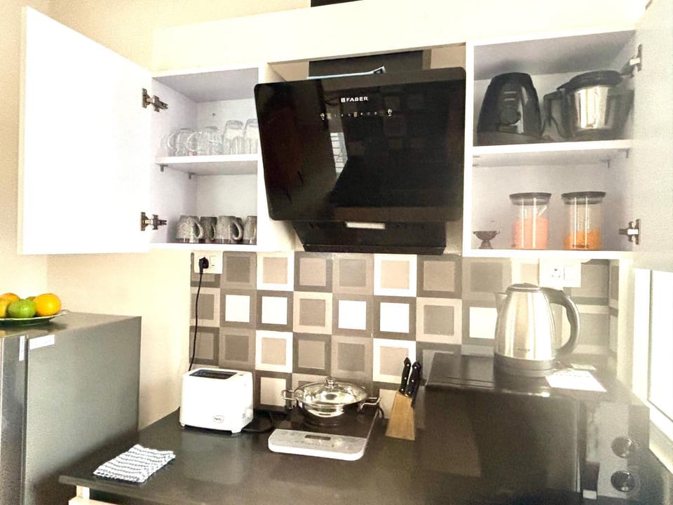 Coffee/tea facilities, Kitchen or kitchenette, stove