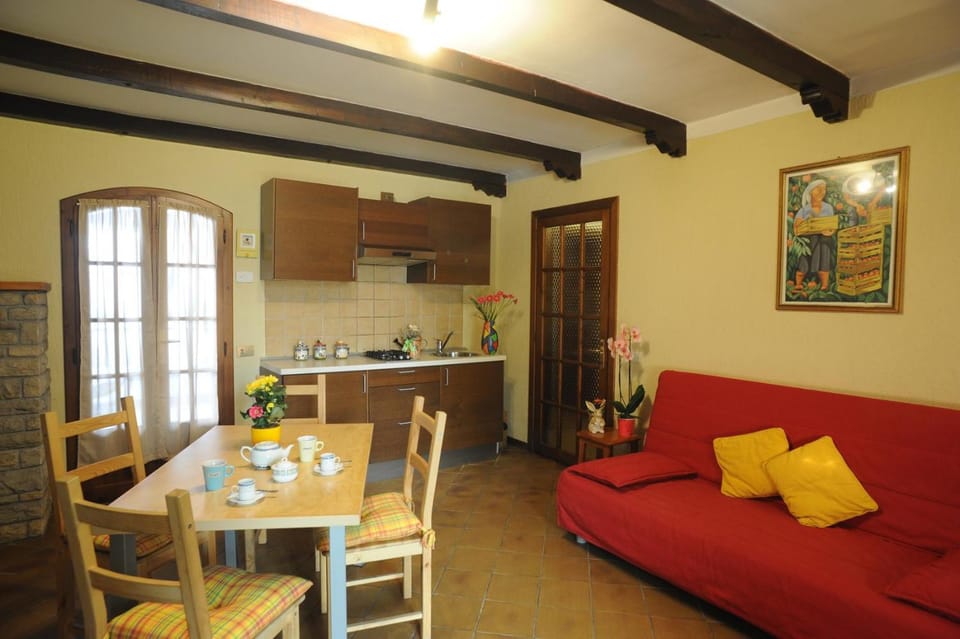 Kitchen or kitchenette, Seating area, Dining area