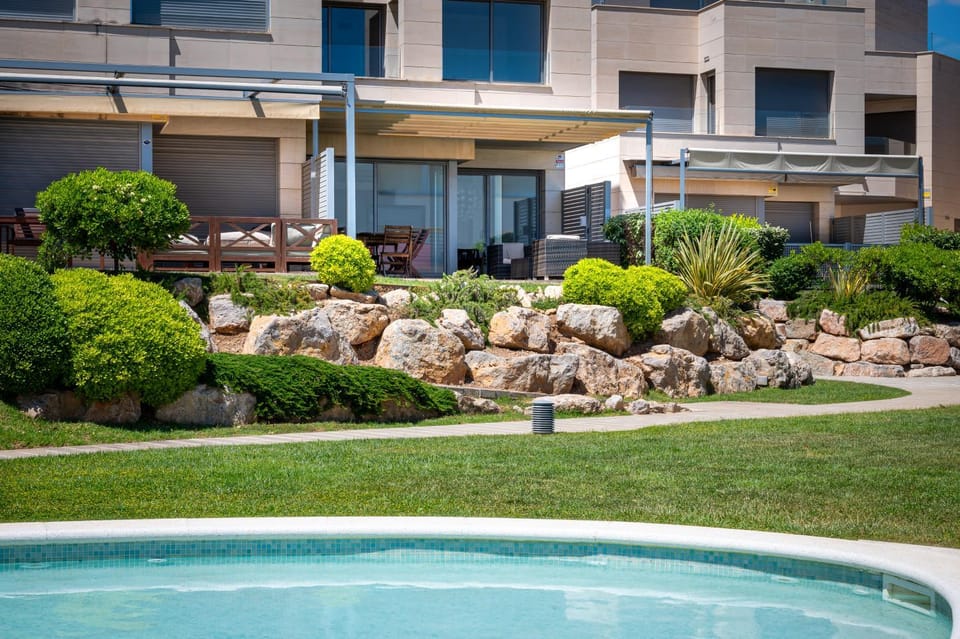 Property building, Garden, Swimming pool