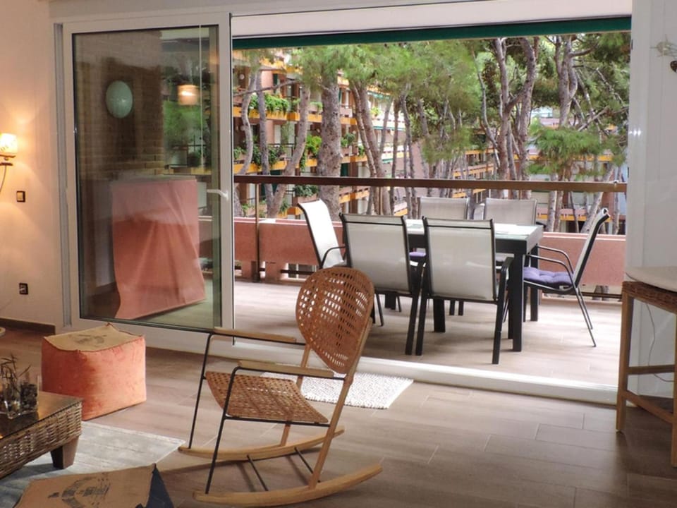 AT054 Els Pins, primera línea de la playa, reformado Apartment in Torredembarra