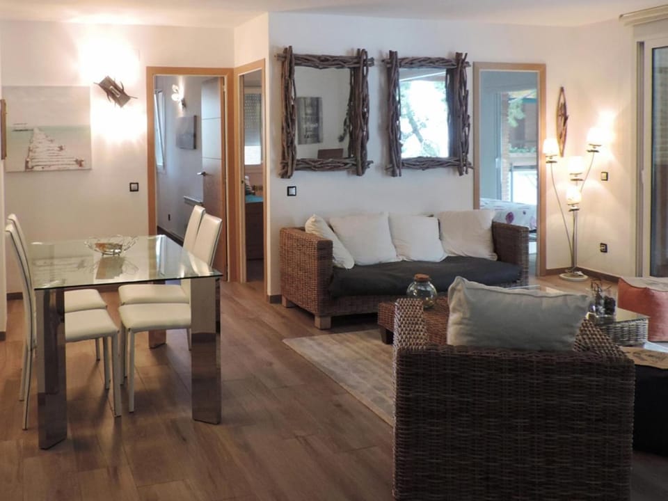 AT054 Els Pins, primera línea de la playa, reformado Apartment in Torredembarra