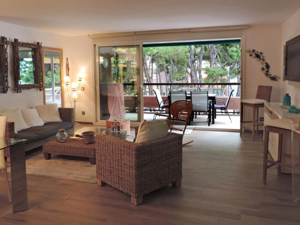 AT054 Els Pins, primera línea de la playa, reformado Apartment in Torredembarra