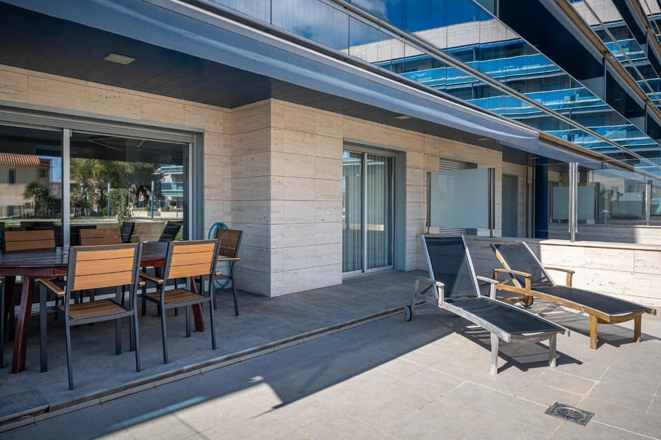 AT062 Planta baja en 1ra línea con salida a la piscina, completamente equipado Apartment in Torredembarra