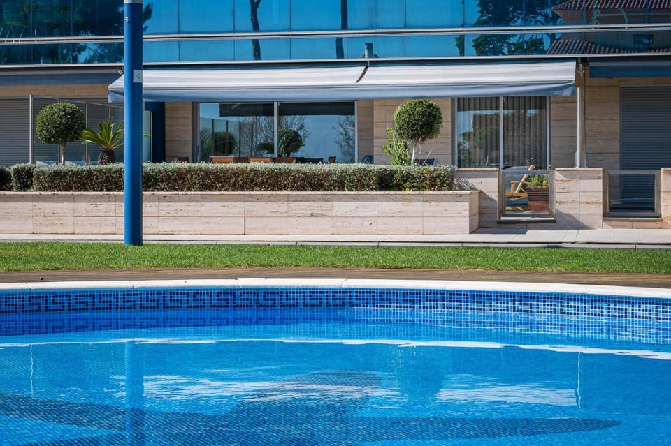 AT062 Planta baja en 1ra línea con salida a la piscina, completamente equipado Apartment in Torredembarra