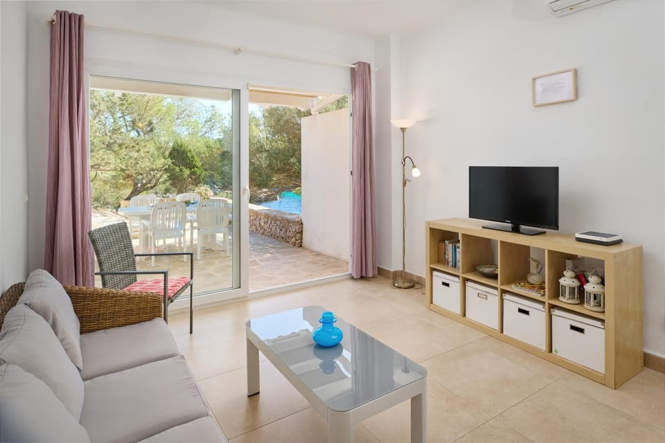 Sea frontline Apartment 'Charo' Pool and Wifi Apartment in Cala Ferrera