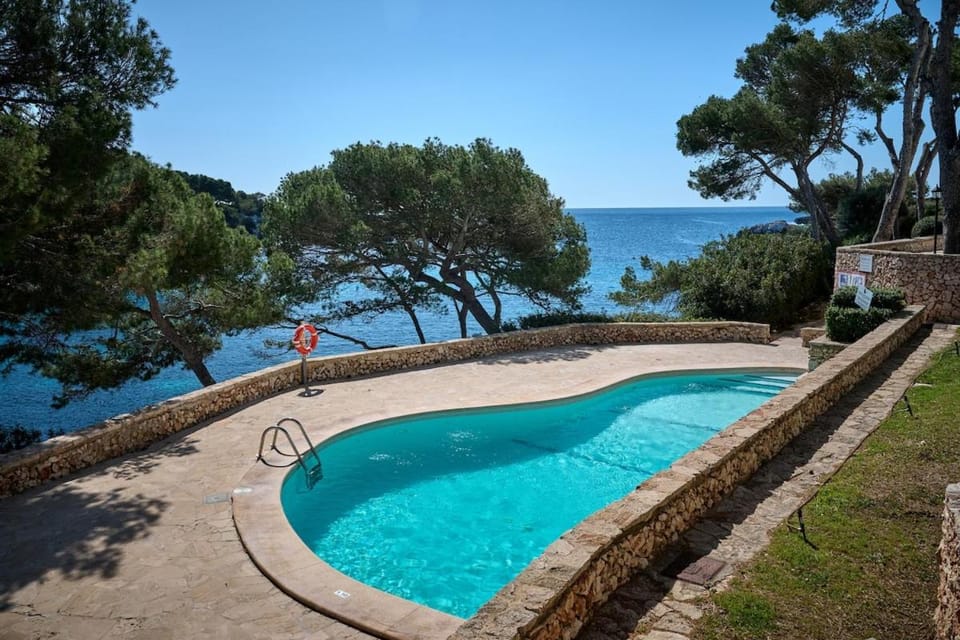 Sea frontline Apartment 'Ernesto'. Pool. WIFI Apartment in Cala Ferrera