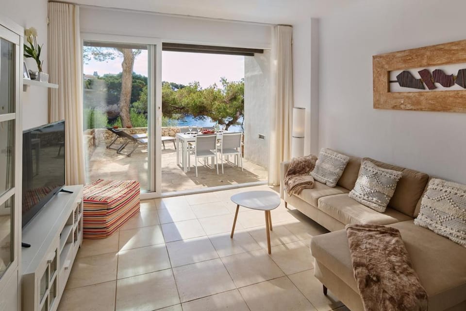 Sea frontline Apartment 'Ernesto'. Pool. WIFI Apartment in Cala Ferrera