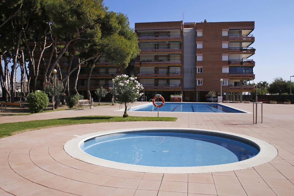 AT132 Els Pins, 1ra línea de la playa, piscina, airco, aparcamiento Apartment in Torredembarra