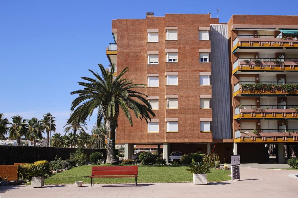 AT132 Els Pins, 1ra línea de la playa, piscina, airco, aparcamiento Apartment in Torredembarra