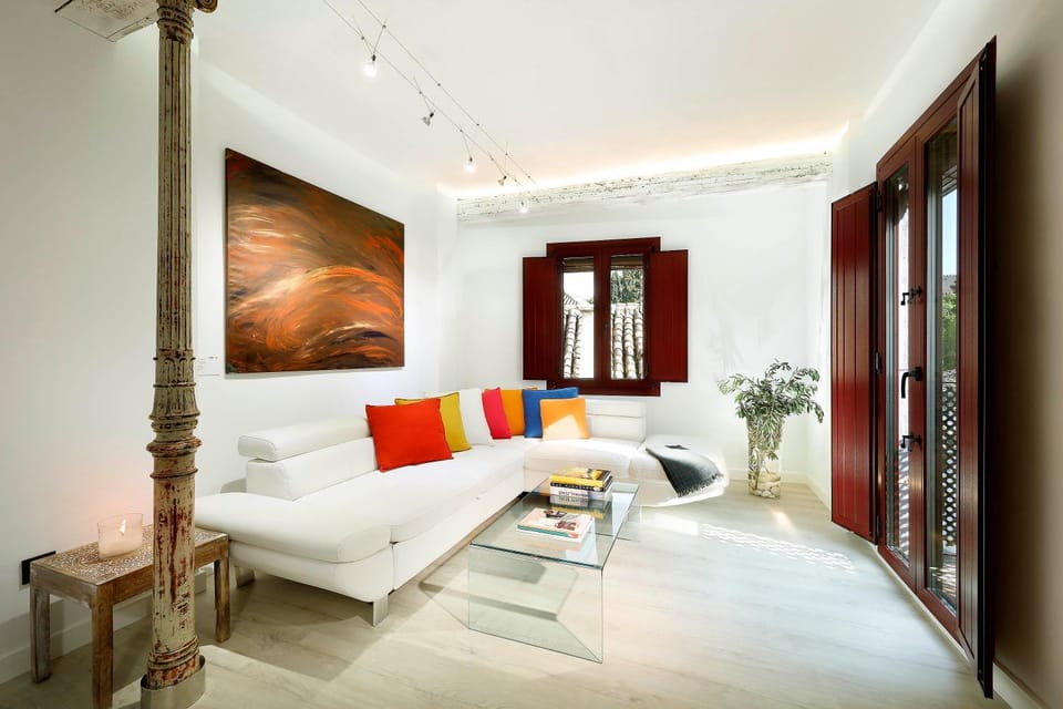 TV and multimedia, Coffee/tea facilities, Balcony/Terrace, Living room, Food and drinks, Photo of the whole room, Decorative detail, Seating area, City view, Landmark view, Mountain view, Street view
